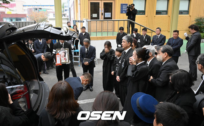 [OSEN=조은정 기자] 고(故) 김수미의 발인식이 27일 오전 11시 서울 성동구 한양대병원 장례식장에 엄수됐다. 고인의 비보는 지난 25일에 전해졌다. 이날 서울 서초경찰서에 따르면 故 김수미는 이날 오전 8시께 심정지가 발생해 서초구 가톨릭대학교 서울성모병원으로 이송됐으나 결국 사망 판정을 받았다.故김수미의 발인식이 엄수된 가운데 가족들이 마지막을 배웅하고 있다. 2024.10.27 /cej@osen.co.kr