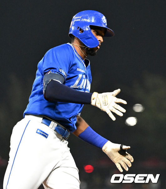 [OSEN=광주, 이대선 기자] 28일 광주 기아챔피언스필드에서 2024 신한 SOL뱅크 KBO 한국시리즈 5차전 KIA 타이거즈와 삼성 라이온즈의 경기가 열렸다.KIA는 양현종, 삼성은 이승현을 선발 투수로 내세웠다.1회초 2사 1루에서 삼성 디아즈가 우월 투런 홈런을 치고 그라운드를 돌고 있다. 2024.10.28 / sunday@osen.co.kr