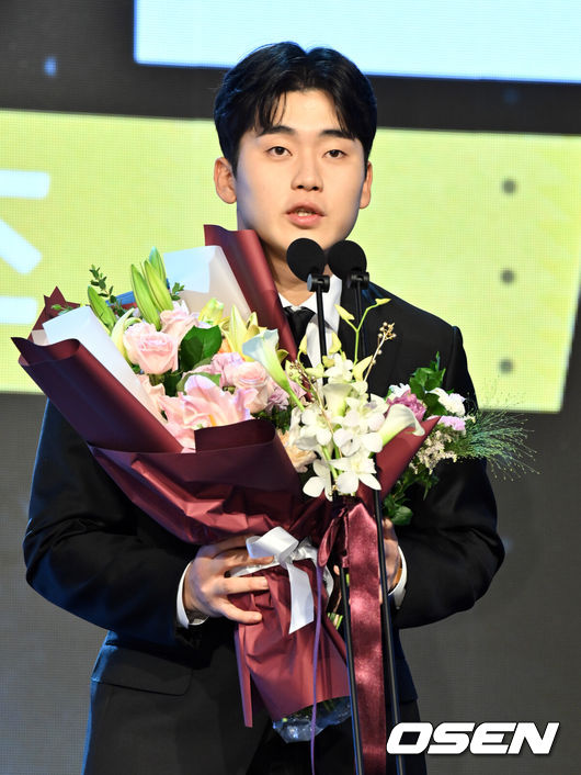 [OSEN=조은정 기자] 2024 신한 SOL뱅크 KBO 시상식이 26일 오후 서울 송파구 롯데호텔 월드 크리스탈볼룸에서 열렸다.이날 시상식에서는 퓨처스(2군)리그, KBO리그 투타 개인 부문별 1위 선수와 KBO 수비상에 대한 시상과 함께 정규시즌 최우수선수(MVP)와 신인상 주인공이 발표됐다.승률상을 수상한 KT 박영현이 소감을 전하고 있다. 2024.11.26 /cej@osen.co.kr