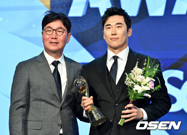 [OSEN=조은정 기자] 2024 신한 SOL뱅크 KBO 시상식이 26일 오후 서울 송파구 롯데호텔 월드 크리스탈볼룸에서 열렸다.이날 시상식에서는 퓨처스(2군)리그, KBO리그 투타 개인 부문별 1위 선수와 KBO 수비상에 대한 시상과 함께 정규시즌 최우수선수(MVP)와 신인상 주인공이 발표됐다.3루수상 수상한 KT 허경민이 포즈를 취하고 있다. 2024.11.26 /cej@osen.co.kr