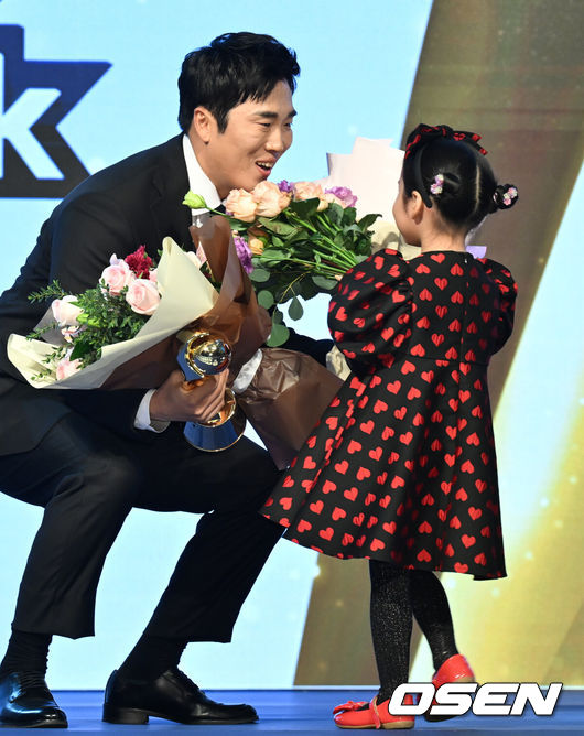[OSEN=조은정 기자] 2024 신한 SOL뱅크 KBO 시상식이 26일 오후 서울 송파구 롯데호텔 월드 크리스탈볼룸에서 열렸다.이날 시상식에서는 퓨처스(2군)리그, KBO리그 투타 개인 부문별 1위 선수와 KBO 수비상에 대한 시상과 함께 정규시즌 최우수선수(MVP)와 신인상 주인공이 발표됐다.3루수상 수상한 KT 허경민이 꽃다발을 받고 있다. 2024.11.26 /cej@osen.co.kr