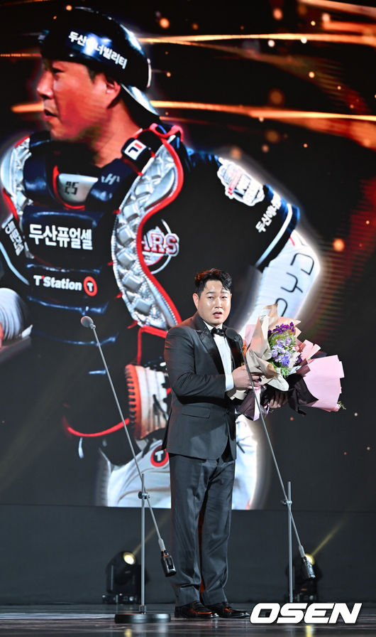 [OSEN=민경훈 기자] 11일 오후 서울 삼성동 코엑스 오디토리움에서 '2023 신한은행 SOL KBO 골든글러브' 시상식이 열렸다. 두산 양의지가 포수 부문을 수상하고 있다. 2022.12.11 / rumi@osen.co.kr