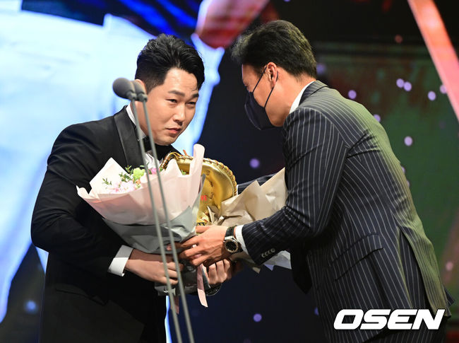 [OSEN=최규한 기자] 9일 오후 서울 삼성동 코엑스 오디토리움에서 ‘2022 신한은행 SOL KBO 골든글러브’ 시상식이 열렸다.포수 부문 골든글러브를 거머쥔 두산 양의지가 이승엽 감독의 축하를 받고 있다. 2022.12.09 / dreamer@osen.co.kr