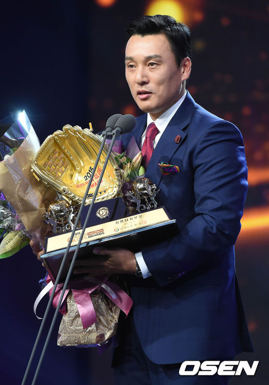 2015년 10번째 골든글러브를 수상한 이승엽 감독. 2015.12.08 /OSEN DB