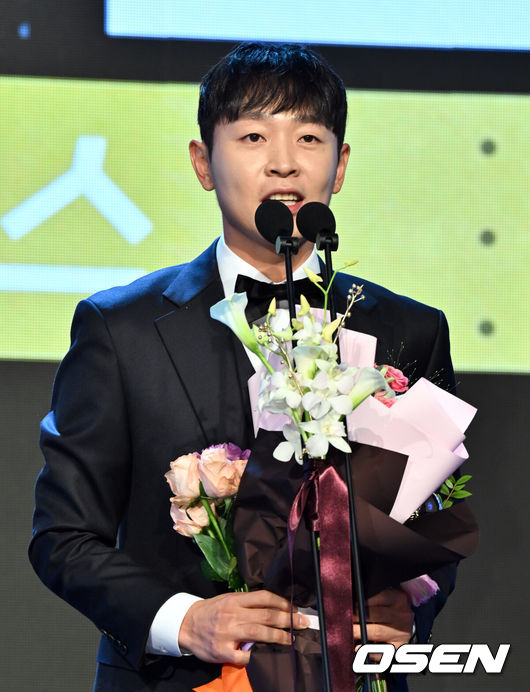 [OSEN=조은정 기자] 2024 신한 SOL뱅크 KBO 시상식이 26일 오후 서울 송파구 롯데호텔 월드 크리스탈볼룸에서 열렸다.이날 시상식에서는 퓨처스(2군)리그, KBO리그 투타 개인 부문별 1위 선수와 KBO 수비상에 대한 시상과 함께 정규시즌 최우수선수(MVP)와 신인상 주인공이 발표됐다.두산 정수빈이 중견수상 수상 소감을 전하고 있다. 2024.11.26 /cej@osen.co.kr