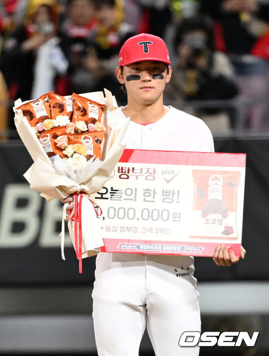 [OSEN=광주, 이대선 기자] KIA 타이거즈가 하루에 1~2차전을 모두 승리했다. KIA는 23일 광주-기아 챔피언스필드에서 열린 삼성 라이온즈와의 2024 프로야구 신한은행 SOL bank 한국시리즈 2차전에서 8-3으로 승리했다. 앞선 1차전 서스펜디드를 구원투수 전상현의 호투로 5-1로 역전승을 거둔데 이어 2차전까지 잡았다. 1~2차전 승리팀의 우승확률은 90%(20회 중 18회)이다.홈런을 기록한 KIA 김도영이 시상식을 가지고 있다. 2024.10.23 / sunday@osen.co.kr