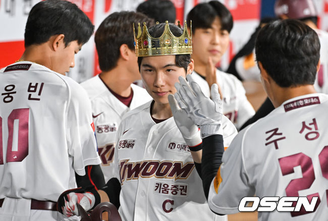 [OSEN=고척, 박준형 기자]  31일 오후 서울 고척스카이돔에서 ‘2024 신한 SOL BANK KBO리그’ 키움 히어로즈와 SSG 랜더스의 경기가 진행됐다. 이날 키움은 김인범을, SSG는 오원석을 선발투수로 내세웠다.6회말 2사 키움 김혜성이 솔로홈런을 날리고 동료들의 축하를 받고 있다.   2024.05.31 / 