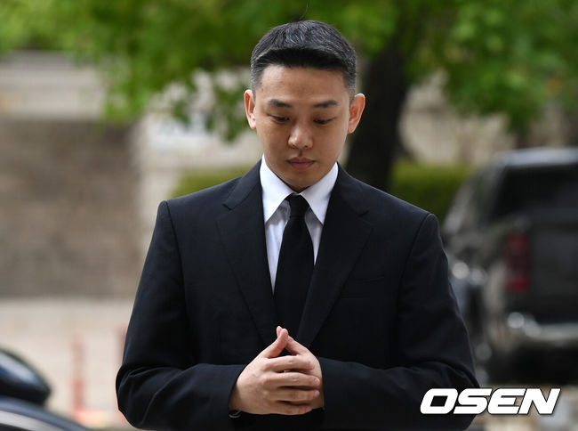 [OSEN=김성락 기자] 3일 오후 서울 서초구 서울중앙지법에서 배우 유아인(본명 엄홍식)의 마약혐의 1심 공판이 열렸다. 유아인은 프로포폴 등 의료용 마약류를 상습 투약한 혐의를 받고 있다. 배우 유아인이 법정으로 들어서고 있다. 2024.09.03 / ksl0919@osen.co.kr