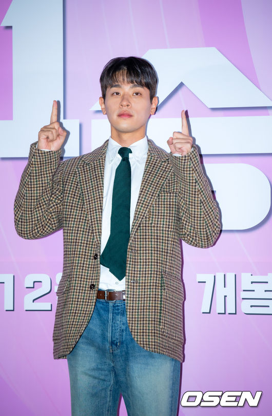 [OSEN=민경훈 기자] 28일 오후 서울 용산구 CGV 용산아이파크몰에서 영화 '1승' 언론배급시사회가 열렸다.영화 '1승'은 이겨본 적 없는 감독과 이길 생각 없는 구단주, 이기는 법 모르는 선수들까지 승리의 가능성이 1도 없는 프로 여자배구단이 1승을 위해 도전에 나서는 이야기.배우 박정민이 기자간담회를 마치고 포토타임을 갖고 있다. 2024.11.28 / rumi@osen.co.kr