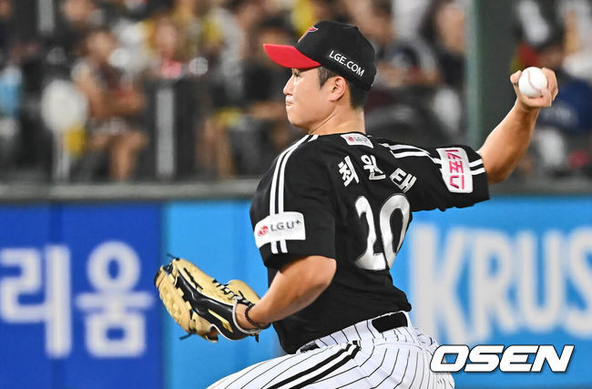 [OSEN=부산, 이석우 기자] 19일 부산 사직야구장에서 2024 신한 SOL 뱅크 KBO 리그 롯데 자이언츠와 LG 트윈스의 경기가 열렸다. 홈팀 롯데는 박세웅이 선발 출전하고 LG는 임준형이 선발 출전했다.LG 트윈스 최원태가 역투하고 있다. 2024.09.19 / foto0307@osen.co.kr