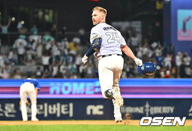 [OSEN=창원, 이석우 기자] NC 맷 데이비슨이 9회말 무사 1루 중월 끝내기 2점 홈런을 치고 환호하고 있다. 2024.06.15 / foto0307@osen.co.kr