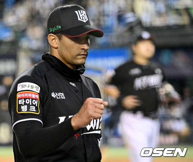 [OSEN=잠실, 최규한 기자] 2일 오후 서울 잠실야구장에서 ‘2024 신한 SOL뱅크 KBO 포스트시즌’ 와일드카드 결정 1차전 두산 베어스와 KT 위즈의 경기가 열렸다.두산은 곽빈, KT는 윌리엄 쿠에바스를 선발 투수로 내세웠다.5회말 두산 공격을 삼자범퇴로 막아낸 KT 선발 쿠에바스가 더그아웃으로 향하며 동료들과 인사를 나누고 있다. 2024.10.02 / dreamer@osen.co.kr