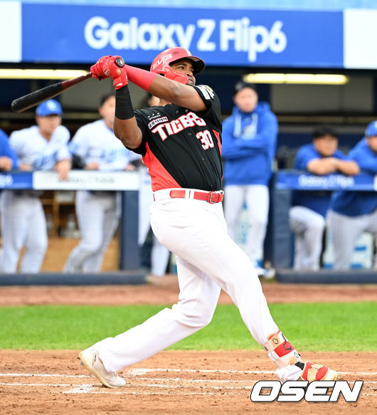 [OSEN=대구, 이대선 기자] 26일 대구삼성라이온즈파크에서 2024 신한 SOL뱅크 KBO 한국시리즈 4차전 삼성 라이온즈와 KIA 타이거즈의 경기가 열렸다.삼성은 원태인, KIA는 제임스 네일을 선발 투수로 내세웠다.6회초 2사 1루에서 KIA 소크라테스가 우월 투런 홈런을 치고 있다. 2024.10.26 / sunday@osen.co.kr