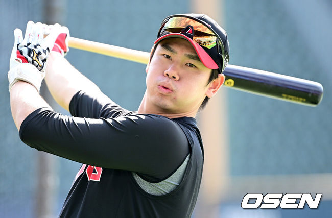 [OSEN=잠실, 최규한 기자] 19일 서울 잠실야구장에서 ‘2024 신한 SOL뱅크 KBO 포스트시즌’ 플레이오프 4차전 LG 트윈스와 삼성 라이온즈의 경기가 열린다. LG 홍창기가 타격 훈련을 펼치고 있다. 2024.10.19 / dreamer@osen.co.kr