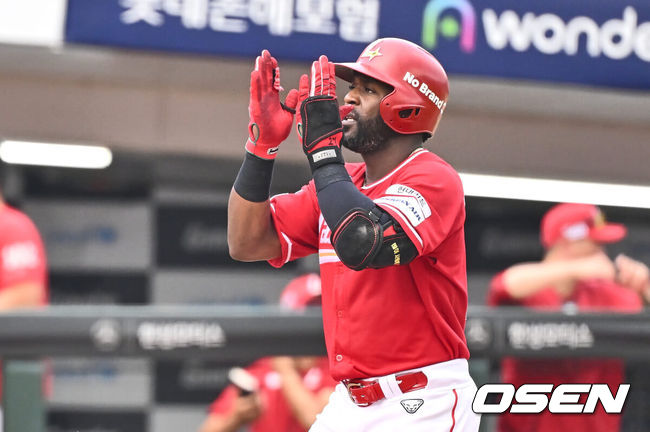 [OSEN=부산, 이석우 기자] 8일 부산 사직야구장에서 2024 신한 SOL 뱅크 KBO 리그 롯데 자이언츠와 SSG 랜더스의 경기가 열렸다. SSG 랜더스 에레디아가 8회초 무사 1,2루 좌월 3점 홈런을 치고 세리머니를 하고 있다. 2024.09.08 / foto0307@osen.co.kr