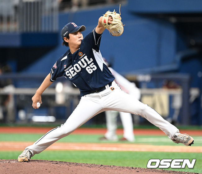 [OSEN=고척, 이대선 기자] 16일 오후 서울 고척스카이돔에서 ‘2024 신한 SOL Bank KBO리그’ 키움 히어로즈와 두산 베어스의 경기가 열렸다.키움은 하영민, 두산은 곽빈을 선발로 내세웠다.6회말 1사 1,2루에서 두산 정철원이 역투하고 있다. 2024.06.16 /sunday@osen.co.kr