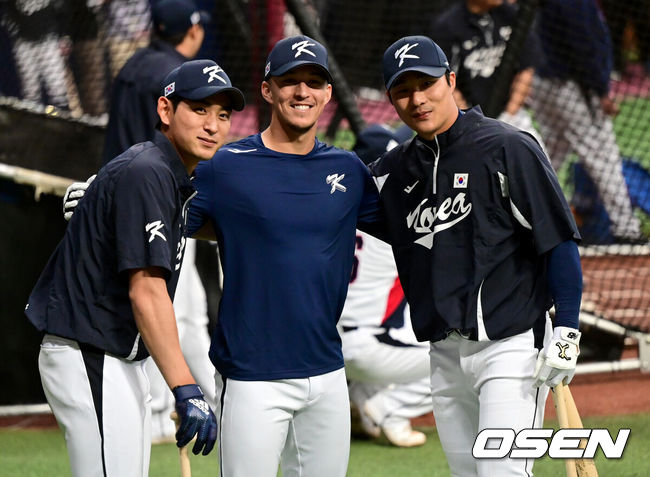[OSEN=고척, 최규한 기자] 월드베이스볼클래식(WBC) 대표팀이 2일 오후 서울 고척스카이돔에서 공식 훈련을 진행했다. WBC 대표팀 이정후, 토미 에드먼, 김하성이 취재진을 향해 포즈를 취하고 있다. 2023.03.02 / dreamer@osen.co.kr