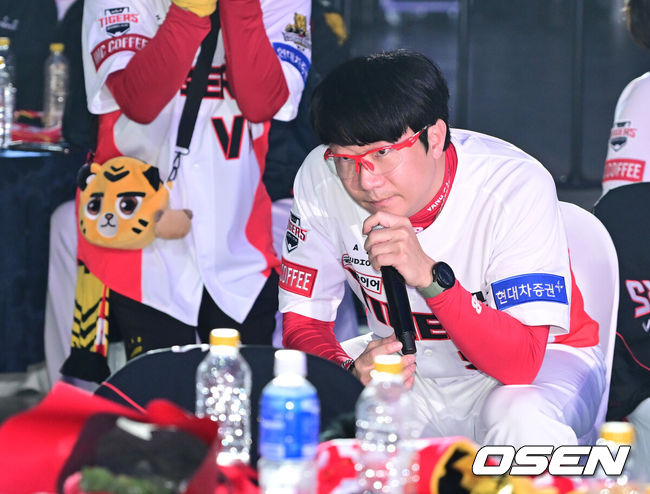 [OSEN=광주, 김성락 기자] 30일 오후 광주 서구 김대중컨벤션센터에서 프로야구 KIA 타이거즈의 한국시리즈 12번째 우승을 축하하는 V12행사가 열렸다. V12 행사에 앞서 KIA 타이거즈 선수단은 대형 오픈 버스에 올라 광주 금남로 5가부터 5·18민주광장까지 1.2㎞ 구간을 팬들의 환호 속에서 카퍼레이드도 펼쳤다.KIA 양현종이 이벤트 게임을 진행하고 있다. 2024.11.30 / ksl0919@osen.co.kr