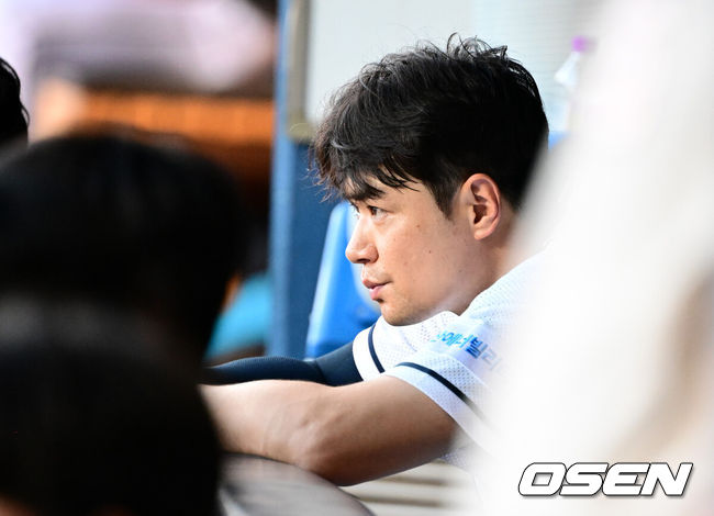 [OSEN=잠실, 지형준 기자] 24일 오후 서울 잠실야구장에서 2024 신한 SOL Bank KBO리그 두산 베어스와 키움 히어로즈의 경기가 열렸다.이날 두산은 우완 곽빈, 키움은 우완 하영민을 각각 선발로 내세웠다.1회말 두산 김재환이 경기를 지켜보고 있다. 2024.07.24 / 