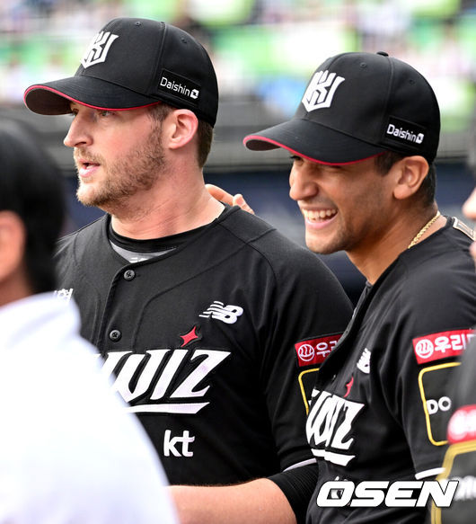 [OSEN=잠실, 최규한 기자] 3일 서울 잠실야구장에서 ‘2024 신한 SOL뱅크 KBO 포스트시즌’ 와일드카드 결정 2차전 두산 베어스와 KT 위즈의 경기가 열렸다.두산은 최승용, KT는 웨스 벤자민을 선발 투수로 내세웠다.6회말 두산 공격을 무실점으로 막아낸 KT 선발 벤자민과 전날 승리투수 쿠에바스가 인사를 나누고 있다 . 2024.10.03 / 