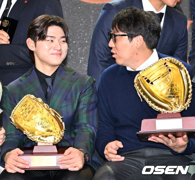 [OSEN=민경훈 기자] 1일 오전 서울 그랜드 하얏트 호텔에서 KBO리그 포지션별 최고의 수비수를 선정하는 '2024 컴투스프로야구 리얼글러브 어워드’가 열렸다.선수협에 따르면 리얼글러브 어워드는 미국 메이저리그(MLB)의 골드글러브 어워드처럼 수비만을 평가 기준으로 두고 수상자를 선정한다.올해의 선수상을 수상한 KIA 김도영이 김현수 선수협 회장에게 축하를 받고 있다. 2024.12.01 / rumi@osen.co.kr