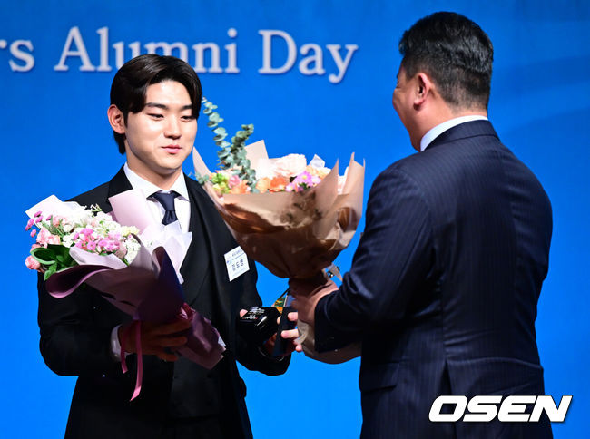 [OSEN=최규한 기자] 1일 오후 서울 청담동 리베라호텔에서 ‘2024 한국프로야구 은퇴선수의 날’ 시상식이 열렸다.한국프로야구은퇴선수협회(한은회)는 매년 연말 은퇴선수가 직접 선정하는 현역과 아마추어 선수를 위한 시상식을 개최하고 있다.KIA 김도영이 최고의 선수상을 수상한 뒤 이범호 감독의 축하를 받고 있다. 2024.12.01 / dreamer@osen.co.kr