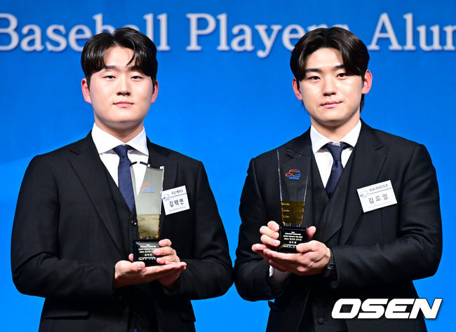 [OSEN=최규한 기자] 1일 오후 서울 청담동 리베라호텔에서 ‘2024 한국프로야구 은퇴선수의 날’ 시상식이 열렸다.한국프로야구은퇴선수협회(한은회)는 매년 연말 은퇴선수가 직접 선정하는 현역과 아마추어 선수를 위한 시상식을 개최하고 있다.최고의 선수상을 받은 KIA 김도영(오른쪽)과 최고의 신인상을 수상한 두산 김택연이 포토타임을 하고 있다. 2024.12.01 / dreamer@osen.co.kr