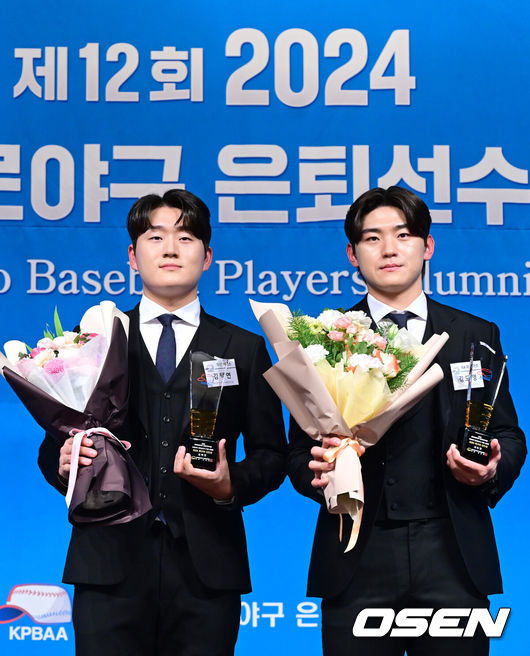 [OSEN=최규한 기자] 1일 오후 서울 청담동 리베라호텔에서 ‘2024 한국프로야구 은퇴선수의 날’ 시상식이 열렸다.한국프로야구은퇴선수협회(한은회)는 매년 연말 은퇴선수가 직접 선정하는 현역과 아마추어 선수를 위한 시상식을 개최하고 있다.최고의 선수상을 받은 KIA 김도영(오른쪽)과 최고의 신인상을 수상한 두산 김택연이 포토타임을 하고 있다. 2024.12.01 / dreamer@osen.co.kr