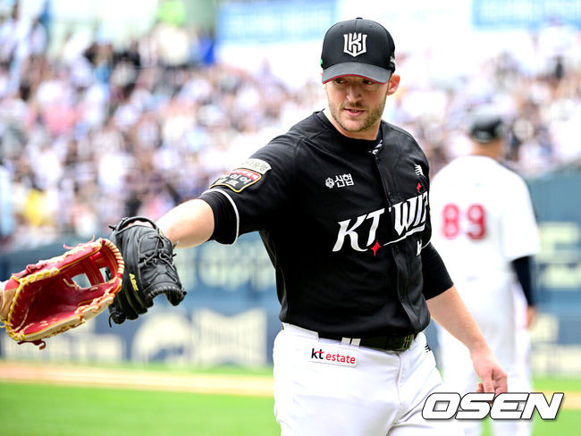 [OSEN=잠실, 최규한 기자] 3일 서울 잠실야구장에서 ‘2024 신한 SOL뱅크 KBO 포스트시즌’ 와일드카드 결정 2차전 두산 베어스와 KT 위즈의 경기가 열렸다. 3회말 두산 공격을 실점없이 막아낸 KT 선발 벤자민이 더그아웃으로 향하며 동료들과 인사를 나누고 있다. 2024.10.03 / dreamer@osen.co.kr