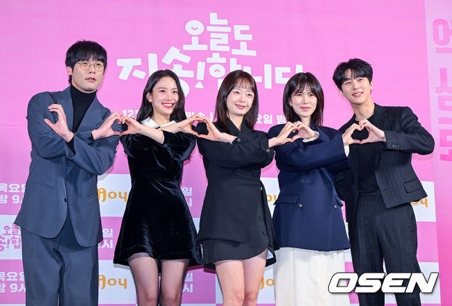 [OSEN=지형준 기자] 2일 오후 서울 상암 스탠포드호텔에서 KBS Joy 새 드라마 '오늘도 지송합니다’ 제작발표회가 열렸다.'오늘도 지송합니다'는 하루아침에 파혼당한 뒤 살벌한 신혼집 대출 이자를 갚기 위해 고단한 N잡, N캐 인생에 시달리는 (돌)싱글녀 지송이(전소민 분)의 파란만장한 신도시 입성기를 그린 드라마로 ‘청담국제고등학교’에서 감각적인 연출력을 보여준 민지영 감독과 탄탄한 필력으로 올여름 극장가를 강타한 코믹 영화 '파일럿'의 조유진 작가가 의기투합했다.배우 최다니엘, 장희령, 전소민, 공민정, 김무준이 포토타임을 하고 있다. 2024.12.02 / jpnews@osen.co.kr