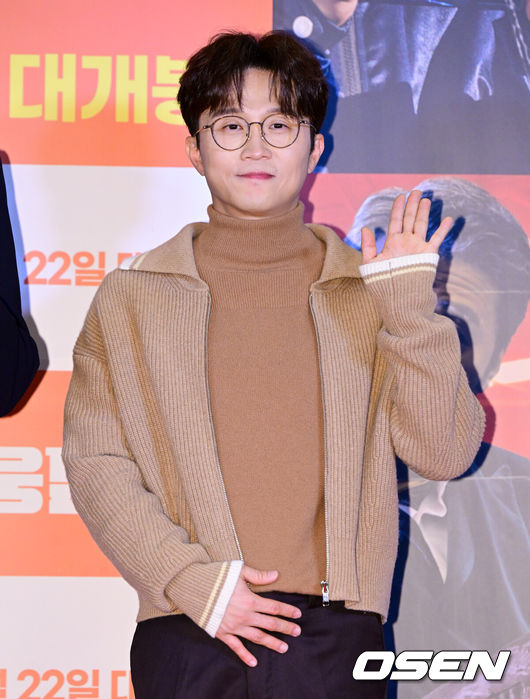 [OSEN=지형준 기자] 20일 오후 서울 CGV용산아이파크몰에서 영화 ‘웅남이‘ VIP 시사회 포토월 행사가 열렸다.오는 22일 개봉 예정인 ‘웅남이’는 인간을 초월하는 짐승 같은 능력으로 국제 범죄 조직에 맞서는 웅남(박성웅 분)의 좌충우돌 코미디 영화다. 단군신화에 나오는 '쑥과 마늘을 먹고 인간이 된 곰' 설화를 재해석한 영화로, 개그맨 박성광이 내놓는 첫 상업영화로 주목을 받고 있다.개그맨 박성광이 포즈를 취하고 있다. 2023.03.20 /jpnews@osen.co.kr