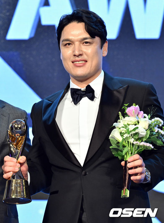 [OSEN=조은정 기자] 2024 신한 SOL뱅크 KBO 시상식이 26일 오후 서울 송파구 롯데호텔 월드 크리스탈볼룸에서 열렸다. 이날 시상식에서는 퓨처스(2군)리그, KBO리그 투타 개인 부문별 1위 선수와 KBO 수비상에 대한 시상과 함께 정규시즌 최우수선수(MVP)와 신인상 주인공이 발표됐다. 포수 수비상 수상한 LG 박동원이 포즈를 취하고 있다. 2024.11.26 /cej@osen.co.kr