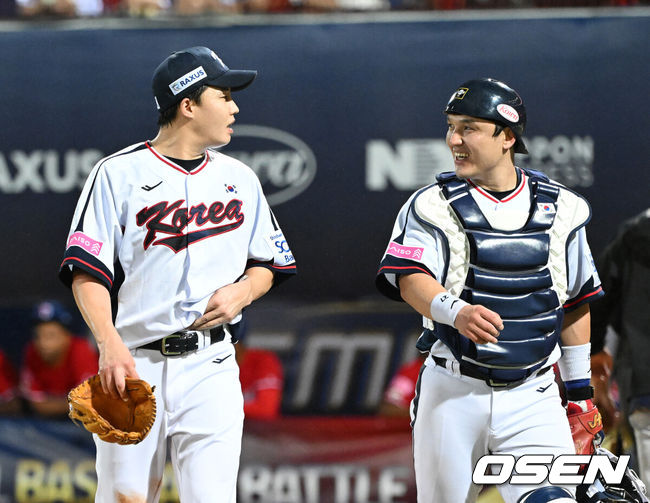 [OSEN=타이베이(대만), 이대선 기자] 16일 오후 대만 타이베이 티엔무야구장에서 세계야구소프트볼연맹(WBSC) 프리미어12 2024 B조 대한민국과 도미니카공화국의 경기가 열렸다. 대한민국은 4차전 선발투수로 임찬규, 도미니카공화국은 프랑클린 킬로메를 내세웠다. 3회초 2사에서 한국 임찬규가 도미니카공화국 코데로를 땅볼로 처리하고 박동원과 이야기를 나누고 있다. 2024.11.16 /sunday@osen.co.kr