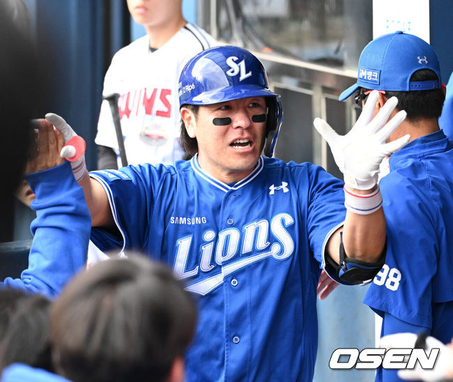 [OSEN=잠실, 이대선 기자] 19일 서울 잠실야구장에서 ‘2024 신한 SOL뱅크 KBO 포스트시즌’ 플레이오프 4차전 LG 트윈스와 삼성 라이온즈의 경기가 열렸다. 8회초 무사에서 삼성 강민호가 좌중월 솔로 홈런을 치고 더그아웃에서 동료들과 환호하고 있다. 2024.10.19 / sunday@osen.co.kr