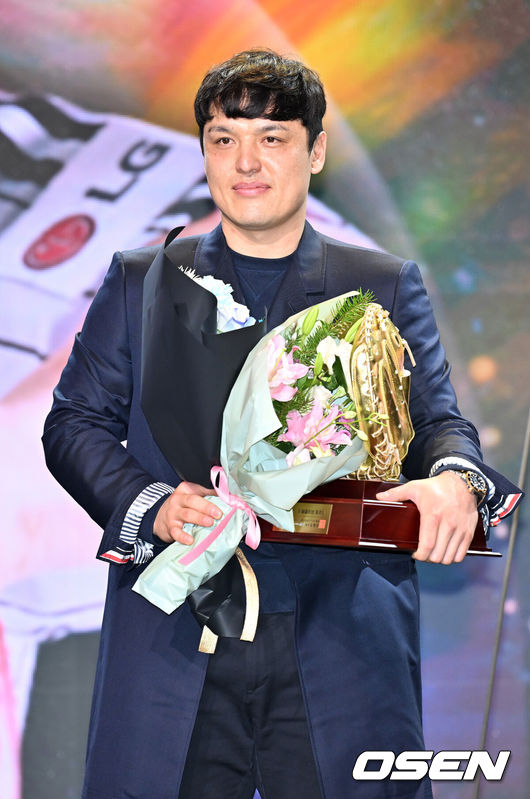 [OSEN=민경훈 기자] 1일 오전 서울 그랜드 하얏트 호텔에서 KBO리그 포지션별 최고의 수비수를 선정하는 '2024 컴투스프로야구 리얼글러브 어워드’가 열렸다. 선수협에 따르면 리얼글러브 어워드는 미국 메이저리그(MLB)의 골드글러브 어워드처럼 수비만을 평가 기준으로 두고 수상자를 선정한다.포수 부문을 수상한 LG 박동원이 포토타임을 갖고 있다. 2024.11.30 / rumi@osen.co.kr