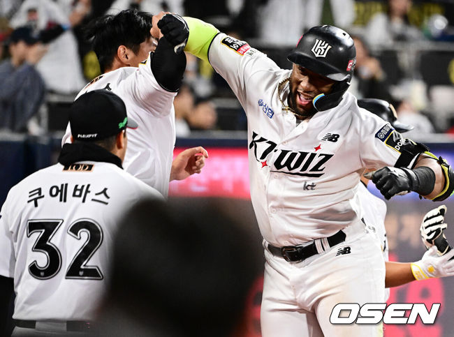 [OSEN=수원, 지형준 기자] 1일 오후 수원KT위즈파크에서 2024 신한 SOL뱅크 KBO리그 KT 위즈와 SSG 랜더스의 5위 결정전(타이브레이크)이 열렸다. KT는 엄상백, SSG는 로에니스 엘리아스를 선발로 내세웠다. 8회말 무사 1,3루에서 KT 로하스가 역전 스리런포를 날리며 동료선수들과 기뻐하고 있다. 2024.10.01 / jpnews@osen.co.kr