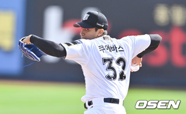 [OSEN=수원, 박준형 기자] 9일 수원KT위즈파크에서 2024 신한 SOL뱅크 KBO 포스트시즌 준플레이오프 4차전 KT 위즈와 LG 트윈스의 경기가 진행된다.이날 KT는 쿠에바스를, LG는 엔스를 선발투수로 내세웠다.1회초 KT 선발투수 쿠에바스가 역투하고 있다.   2024.10.09 / soul1014@osen.co.kr