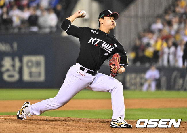[OSEN=잠실, 조은정 기자]11일 서울 잠실야구장에서 ‘2024 신한 SOL뱅크 KBO 포스트시즌’ 준플레이오프 5차전 LG 트윈스와 KT 위즈의 경기가 열렸다. 4회말 1사 1루 KT 소형준이 힘차게 공을 던지고 있다. 2024.10.11 /cej@osen.co.kr