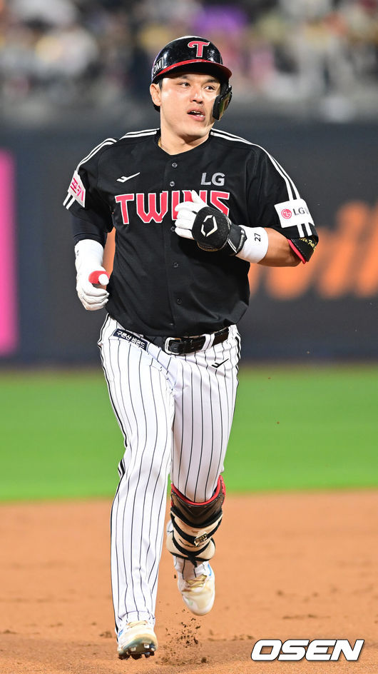 [OSEN=수원, 김성락 기자] 8일 수원KT위즈파크에서 2024 신한 SOL뱅크 KBO 포스트시즌 준플레이오프 3차전 KT 위즈와 LG 트윈스의 경기가 열렸다. 이날 KT는 벤자민을, LG는 최원태를 선발 투수로 내세웠다.2회초 1사 엘지 박동원이 선취 솔로 홈런을 날린 뒤 그라운드를 돌고 있다. 2024.10.08/ ksl0919@osen.co.kr