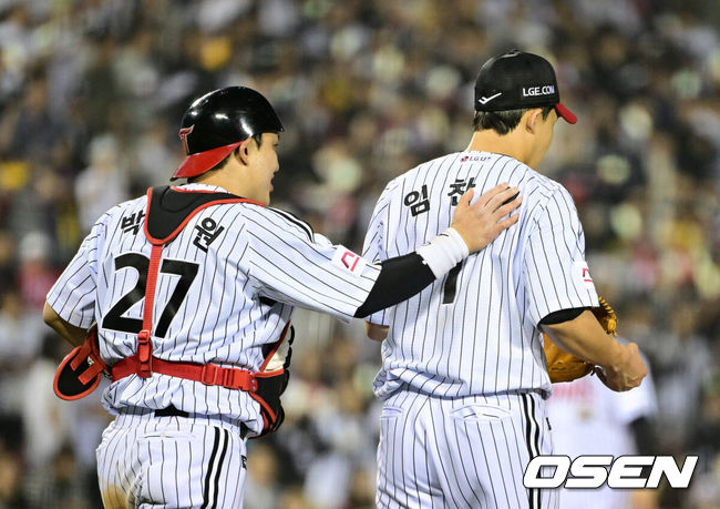 [OSEN=잠실, 최규한 기자] 11일 서울 잠실야구장에서 ‘2024 신한 SOL뱅크 KBO 포스트시즌’ 준플레이오프 5차전 LG 트윈스와 KT 위즈의 경기가 열렸다.LG는 임찬규, KT는 엄상백을 5차전 선발 투수로 내세웠다.5회초 2사 주자없는 상황 KT 배정대에게 볼넷을 내준 LG 선발 임찬규와 포수 박동원이 대화를 나누고 있다. 2024.10.11 / dreamer@osen.co.kr