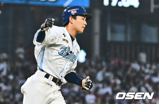 [OSEN=창원, 이석우 기자] 25일 창원NC파크에서 2024 신한 SOL 뱅크 KBO 리그 NC 다이노스와 KIA 타이거즈의 경기가 열렸다. 홈팀 NC는 요키시가 선발 출전하고 방문팀 KIA는 황동하가 선발 출전했다. NC 다이노스 김휘집이 3회말 1사 1,2루 좌월 역전 3점 홈런을 치고 주먹을 불끈 쥐고 있다. 2024.08.25 / foto0307@osen.co.kr