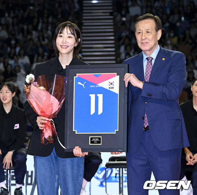 [OSEN=잠실, 이대선 기자] 배구여제 흥국생명 핑크스파이더스 김연경(36)이 국가대표 은퇴경기를 승리로 장식했다. 김연경은 8일 서울 잠실실내체육관에서 열린 ‘KYK NVITATIONAL 2024’ 김연경 국가대표 은퇴경기에서 팀 대한민국 소속으로 출전해 70-60으로 승리했다. 경기 종료 후 진행된 국가대표 은퇴식에서 기념패를 받은 한유미가 오한남 대한배구협회장과 기념촬영을 하고 있다. 2024.06.08 /sunday@osen.co.kr