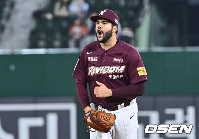 [OSEN=부산, 이석우 기자] 30일 부산 사직구장에서 2024 신한 SOL 뱅크 KBO 리그 롯데 자이언츠와 키움 히어로즈의 경기가 열렸다. 롯데는 NC와의 낙동강더비에서 스윕패를 당하며 유강남을 1군에 복귀시켰고 이인복을 선발로 내세웠다. 7연패 수렁에 빠진 키움은 지난 12일 고척 키움전에서 6이닝 1피안타 10탈삼진 무실점 완벽투를 펼친 헤이수스를 선발로 내세워 연패탈출을 노린다.키움 히어로즈 헤이수스가 6회말 무사 롯데 자이언츠 정훈의 내야 안타를 허용하고 아쉬워하고 있다. 2024.04.30 / foto0307@osen.co.kr