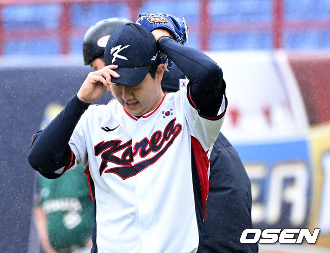 [OSEN=타이베이(대만), 이대선 기자] 18일 오후 대만 타이베이 티엔무야구장에서 세계야구소프트볼연맹(WBSC) 프리미어12 2024 B조 대한민국과 호주의 경기가 열렸다. 대한민국은 5차전 선발투수로 고영표, 호주는 티모시 애서튼을 내세웠다. 5회초 무사 만루에서 한국 유영찬이 마운드를 내려가고 있다. 2024.11.18 /sunday@osen.co.kr