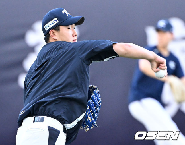 [OSEN=타이베이(대만), 이대선 기자] 16일 오후 대만 타이베이 티엔무야구장에서 세계야구소프트볼연맹(WBSC) 프리미어12 2024 B조 대한민국과 도미니카공화국의 경기가 열릴 예정이다. 대한민국은 4차전 선발투수로 임찬규, 도미니카공화국은 프랑클린 킬로메를 내세웠다. 경기에 앞서 대표팀 유영찬이 캐치볼을 하고 있다. 2024.11.16 /sunday@osen.co.kr