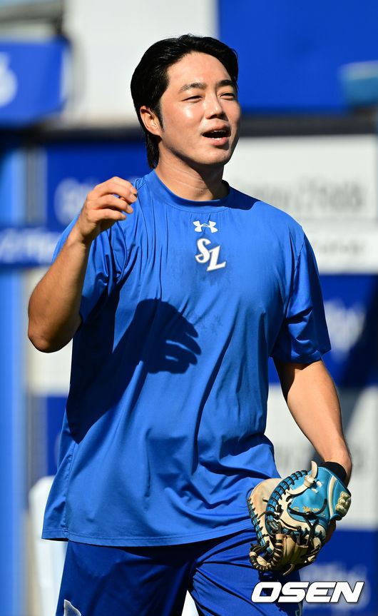 [OSEN=대구, 김성락 기자] 13일 오후 대구 삼성라이온즈파크에서 2024 신한 SOL뱅크 KBO 포스트시즌 플레이오프 1차전 삼성 라이온즈와 LG 트윈스의 경기가 열린다. 이날 삼성은 례예스를, LG는 최원태를 선발 투수로 내세운다.경기 시작에 앞서 삼성 김민수가 훈련을 하고 있다. 2024.10.13 / ksl0919@osen.co.kr