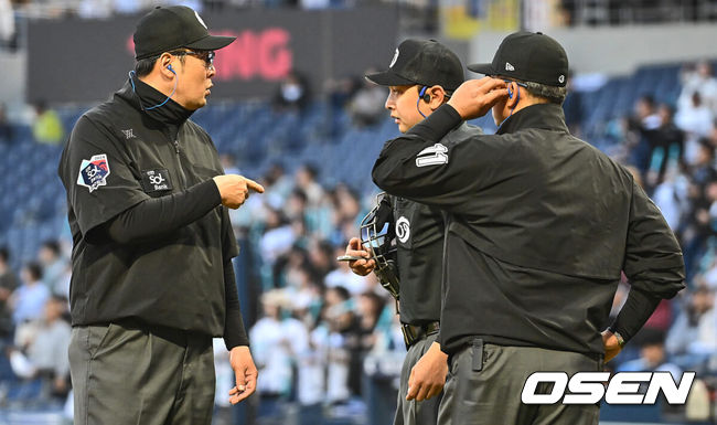 [OSEN=창원, 이석우 기자] 16일 창원 NC파크에서 2024 신한 SOL 뱅크 KBO 리그 NC 다이노스와 한화 이글스의 경기가 열렸다. 심판 볼판정 미스의 영향으로 삼성에 대패 당한 NC는 김시훈을 선발로 출전 시켜 분위기 반전을 노리며 3연패 중인 한화는 문동주를 내세워 연패 탈출을 노린다.  심판들이 ABS용 이어폰을 점검하고 있다. 2024.04.16 / foto0307@osen.co.kr