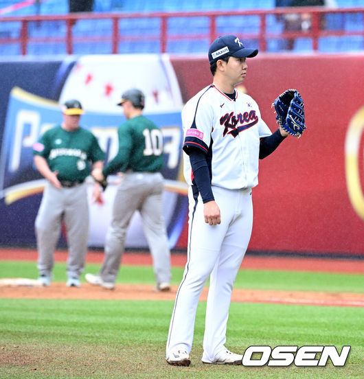 [OSEN=타이베이(대만), 이대선 기자] 18일 오후 대만 타이베이 티엔무야구장에서 세계야구소프트볼연맹(WBSC) 프리미어12 2024 B조 대한민국과 호주의 경기가 열렸다.대한민국은 5차전 선발투수로 고영표, 호주는 티모시 애서튼을 내세웠다.5회초 무사 1루에서 한국 유영찬이 호주 홀에게 볼넷을 하고 있다. 2024.11.18 /sunday@osen.co.kr