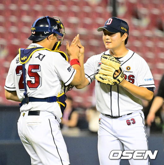 [OSEN=잠실, 지형준 기자] 이승엽 감독이 이끄는 프로야구 두산 베어스가 키움 히어로즈를 이틀 연속 제압하며 위닝 시리즈를 확보했다.두산은 24일 잠실구장에서 열린 키움과의 시즌 11차전에서 7-4 역전승을 장식했다. 경기를 마치고 두산 김택연이 양의지와 승리 하이파이브를 하고 있다. 2024.07.24 / 
