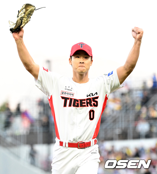 [OSEN=광주, 이대선 기자] 23일 오후 광주-기아 챔피언스필드에서 2024 신한 SOL Bank KBO리그 삼성 라이온즈와 KIA 타이거즈의 한국시리즈(KS·7전4선승제) 1차전 서스펜디드 경기가 열렸다.가을야구 사상 첫 서스펜디드 게임으로 일정이 꼬인 2024 KBO 한국시리즈(KS)는 초유의 2박3일 경기에 실질적인 더블헤더로 치러진다. 이날 1차전 서스펜디드 게임과 2차전이 차례로 펼쳐진다.8회초 2사에서 KIA 곽도규가 삼성 박병호를 외야플라이로 처리하고 환호하고 있다. 2024.10.23 / sunday@osen.co.kr